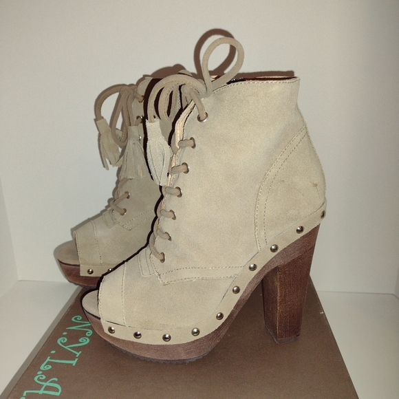 N.Y.L.A/ Brigita color Tau-Su Size 7 5inch Ankle Booties - Picture 1 of 4